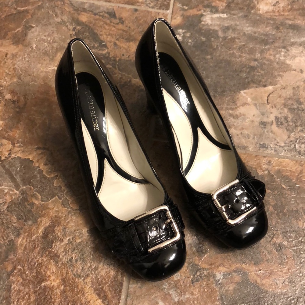 Size 6 Naturalizer pumps.